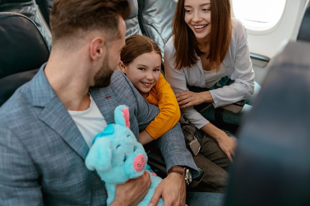 Glückliche Eltern mit Kindern, die mit dem Flugzeug reisen