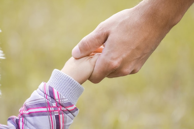 Glückliche Eltern und Kinder im Freien im Park