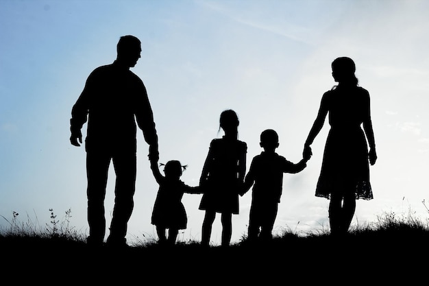 glückliche Familie am Meer auf der Natur Silhouette Hintergrund