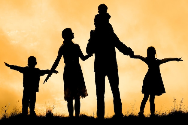 Foto glückliche familie am meer auf naturschattenbild