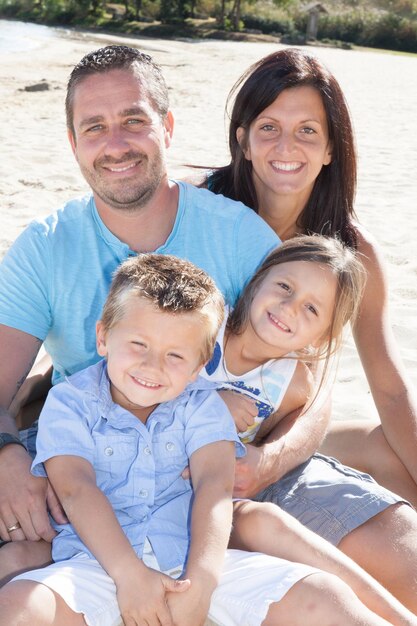 Glückliche Familie am Meeresstrand im Resort