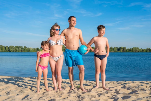 Glückliche Familie am Strand am Fluss Lifestyle Sportspiele an einem sonnigen Tag