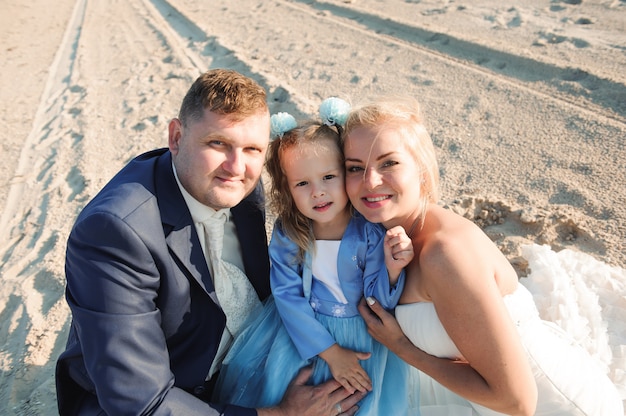 Glückliche Familie am Strand bei Sonnenaufgang - Kind, Mutter und Vater