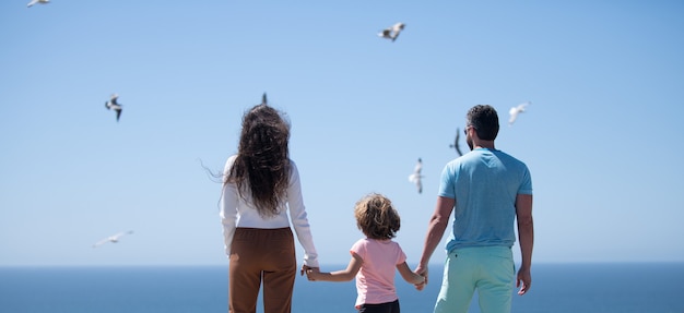 Glückliche Familie am Strand Leute, die Spaß im Sommerurlaub haben, Vater, Mutter und Kind auf blauem Meer ...