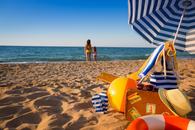 Glückliche Familie am Strand Sommerferienkonzept