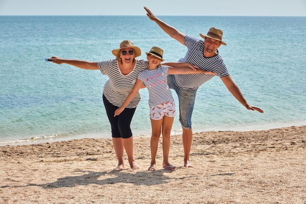 Glückliche Familie am Strand Urlaubsreisekonzept