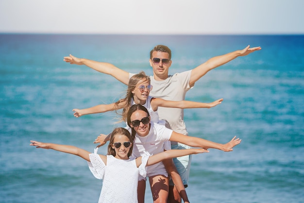 Glückliche Familie am Strand während der Sommerferien