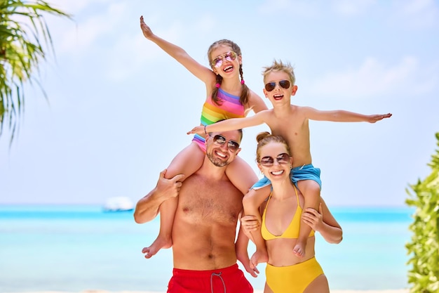 Glückliche Familie am Strand während der Sommerferien