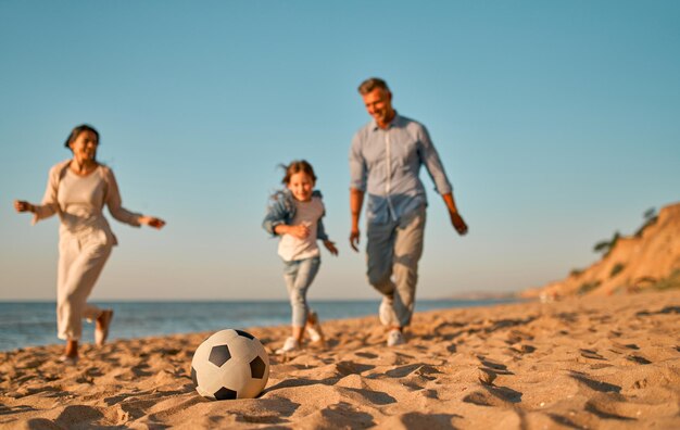 glückliche Familie am Strand