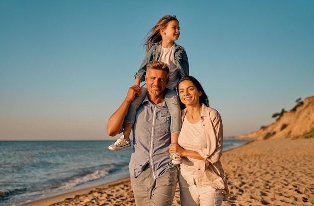 glückliche Familie am Strand