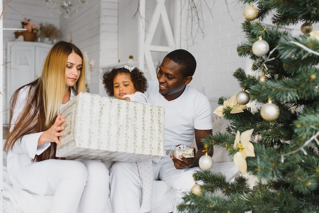 Glückliche Familie am Weihnachtsmorgen