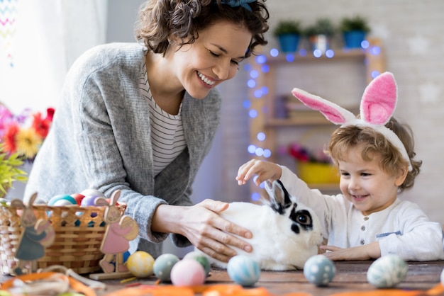 Glückliche Familie an Ostern