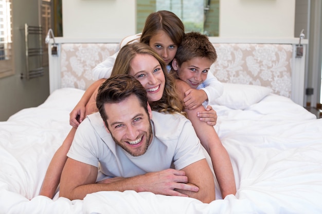 Glückliche Familie auf dem Bett