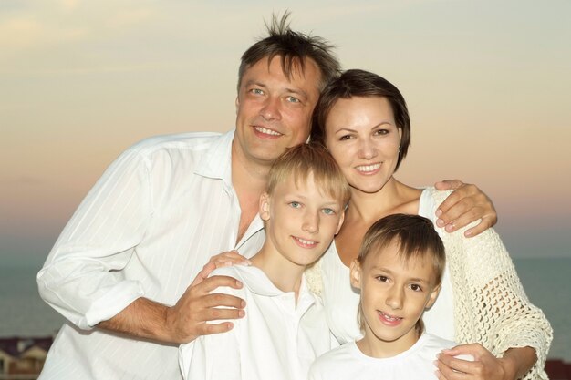 Glückliche Familie auf dem Seestrandhintergrund