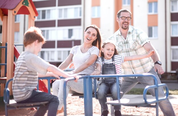 Glückliche Familie auf dem Spielplatz