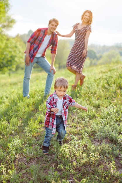 Glückliche Familie auf der Natur