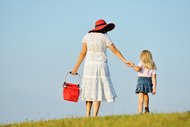 Glückliche Familie auf der schönen Sommerwiese, die glückliche Zeit hat