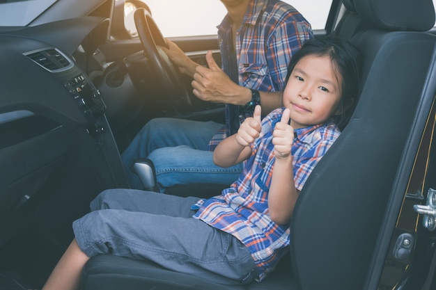 Glückliche Familie auf einer Autoreise