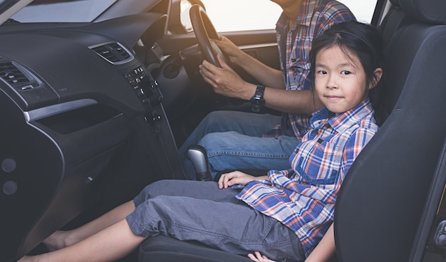 Glückliche Familie auf einer Autoreise