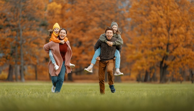 Glückliche Familie auf Herbstspaziergang