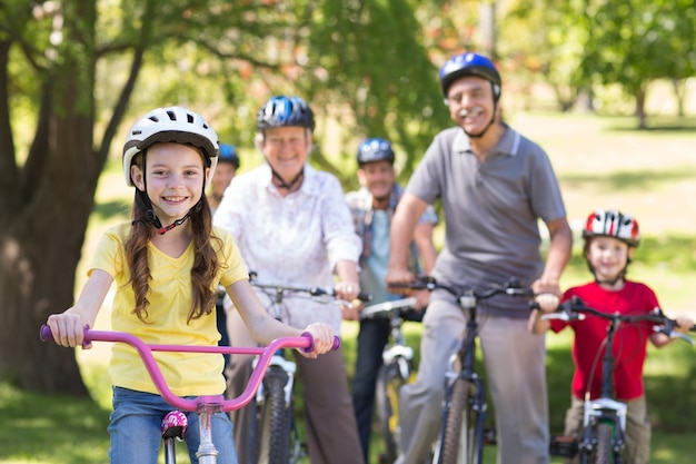 Glückliche Familie auf ihrem Fahrrad im Park