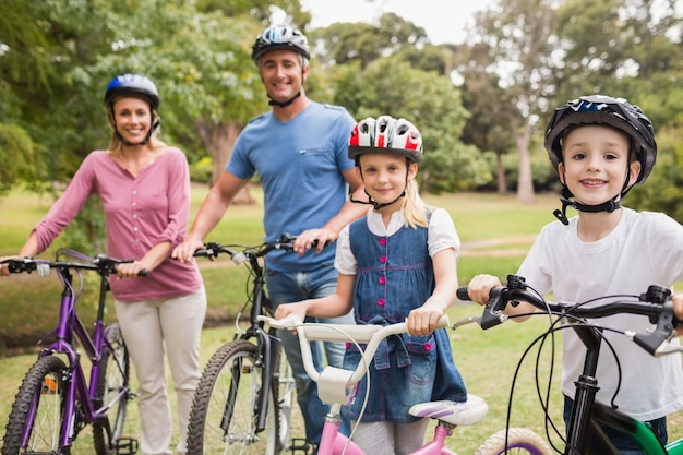 Glückliche Familie auf ihrem Fahrrad im Park