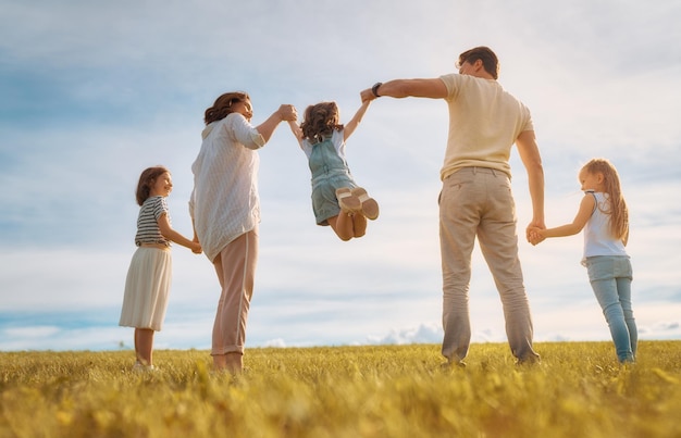 Glückliche Familie auf Sommerspaziergang