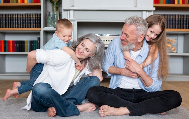 Glückliche Familie auf Teppich voll erschossen