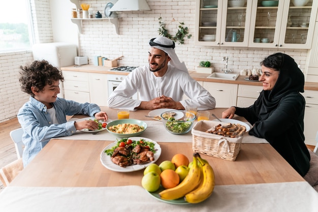 Glückliche Familie aus den arabischen Vereinigten Emiraten, die zusammen essen und die Nationalfeiertage feiern