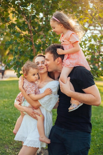 glückliche Familie bei einem Spaziergang in einem Sommerpark