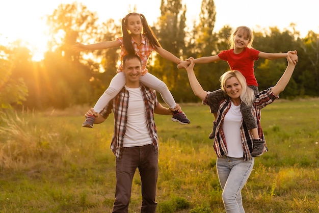 Glückliche Familie bei Sonnenuntergang in der Natur