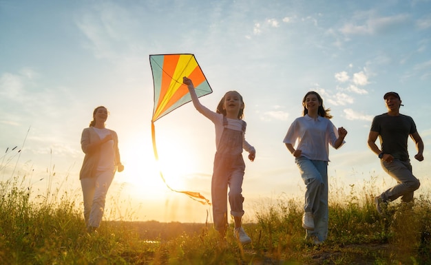 Glückliche Familie bei Sonnenuntergang