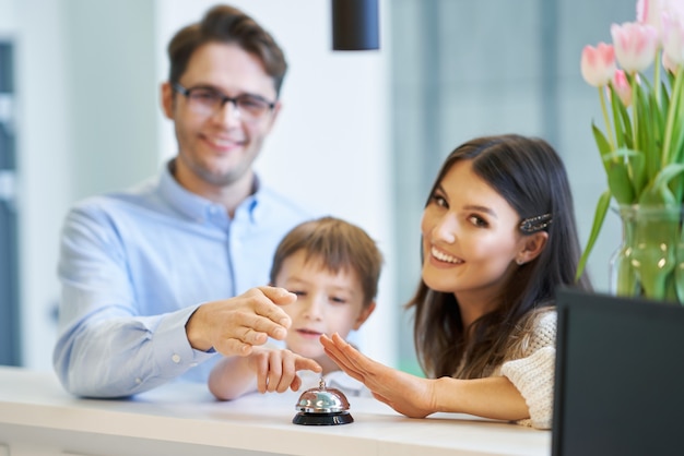 glückliche Familie beim Einchecken im Hotel