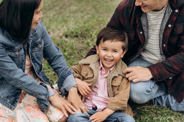 Glückliche Familie beim Fotoshooting auf dem Land im Herbst