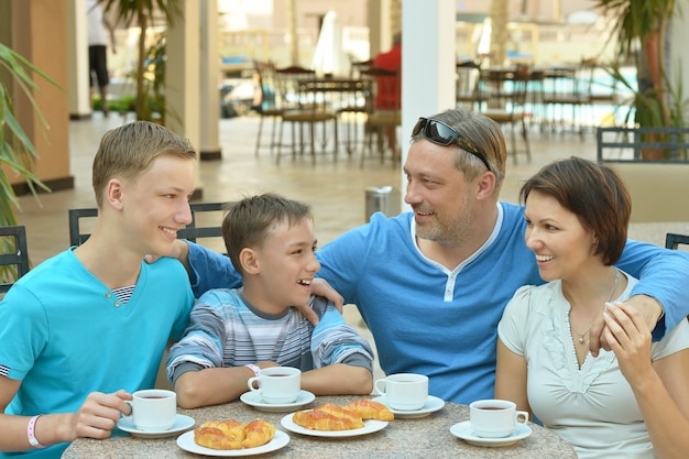 Glückliche Familie beim Frühstück auf dem Tisch