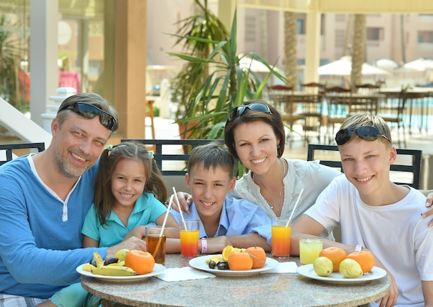 Glückliche Familie beim Frühstück auf dem Tisch