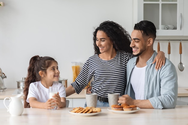 Glückliche Familie beim Frühstück beim Wochenende zu Hause