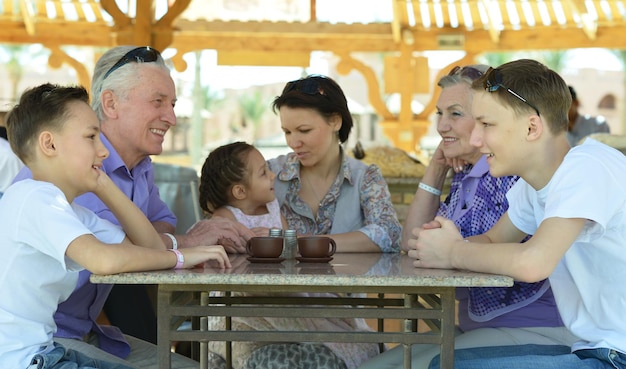 Glückliche Familie beim Frühstück im tropischen Resort