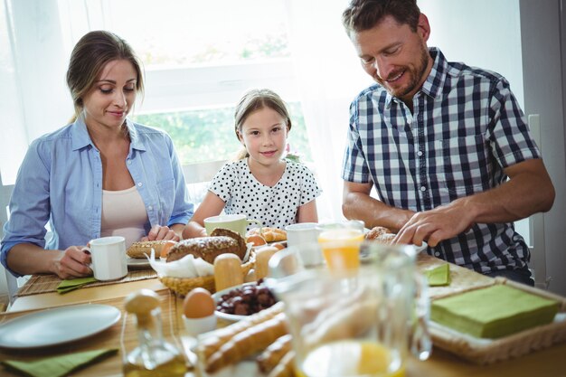 Glückliche Familie beim Frühstück