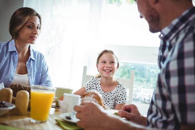 Glückliche Familie beim Frühstück