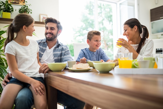 Glückliche Familie beim Frühstück