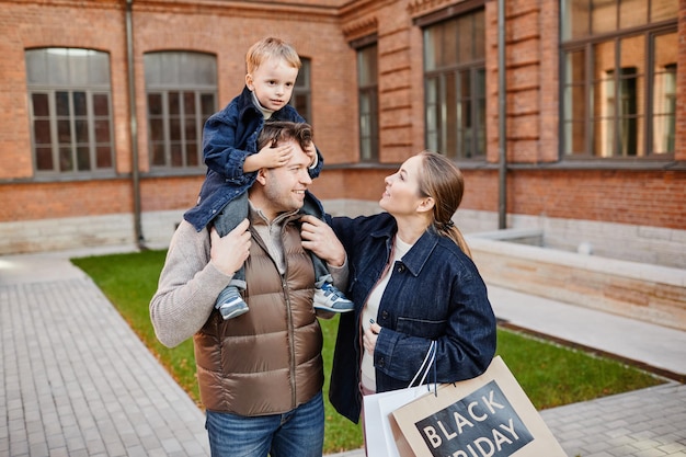 Glückliche Familie beim gemeinsamen Einkaufen