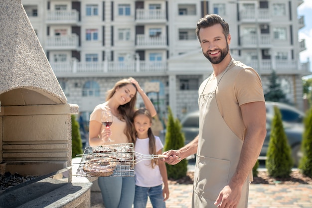 Glückliche Familie beim gemeinsamen Grillen