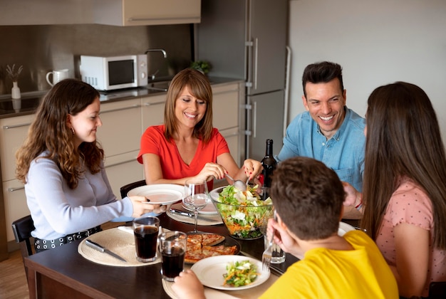 Foto glückliche familie beim gemeinsamen mittagessen zu hause lunch