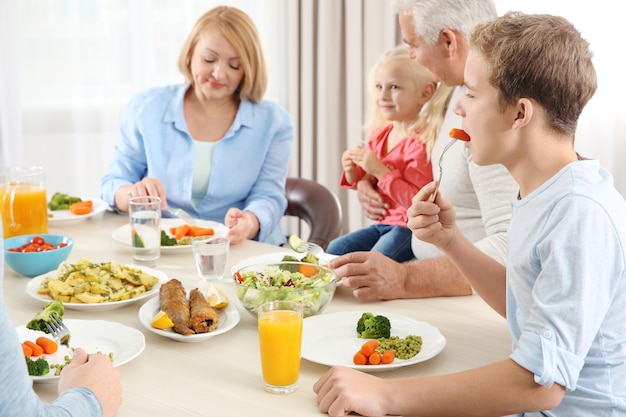 Glückliche Familie beim Mittagessen in der Küche