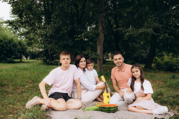 Glückliche Familie beim Picknick im Park an einem sonnigen Sommertag. Hochwertiges Foto