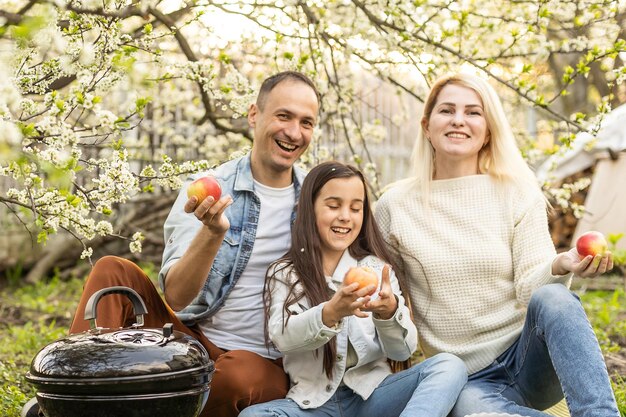 Glückliche Familie beim Sommerpicknick im Park.