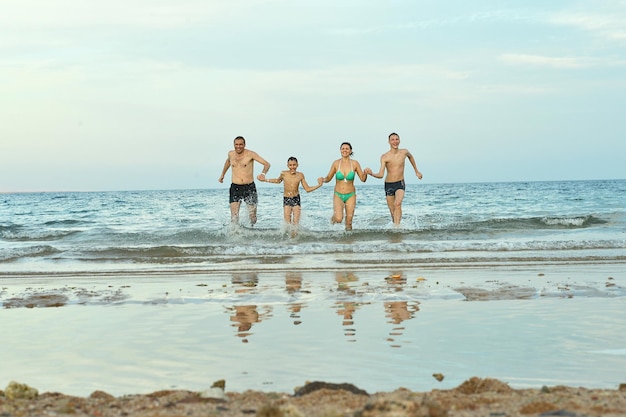 Glückliche Familie beim Sonnenbaden