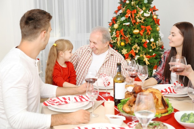 Glückliche Familie beim Weihnachtsessen im Wohnzimmer