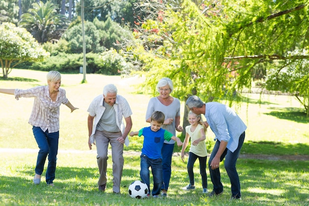 Glückliche Familie, die am Ball spielt